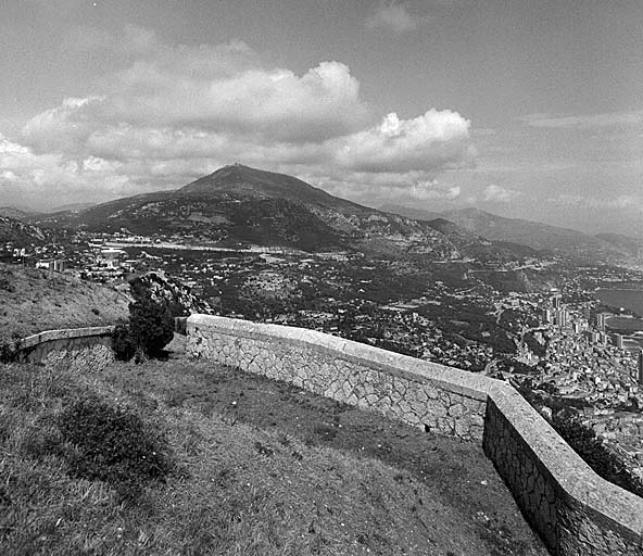 Vue vers le nord prise du haut du fort. Au centre, piton et fort du mont Agel.