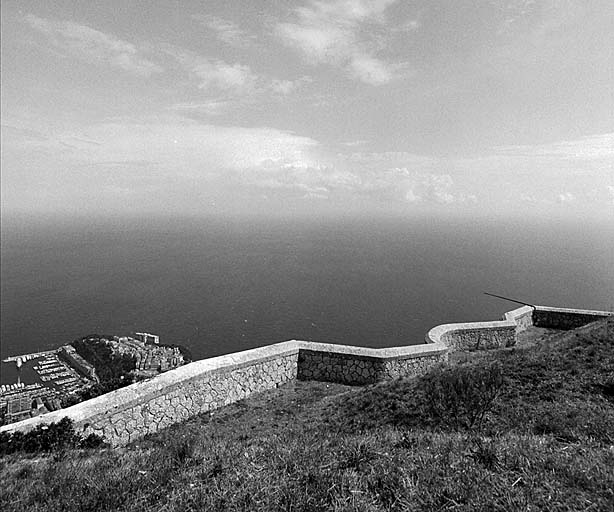 Chemin de ronde et parapet nord-est. A gauche, port et rocher de Monaco.