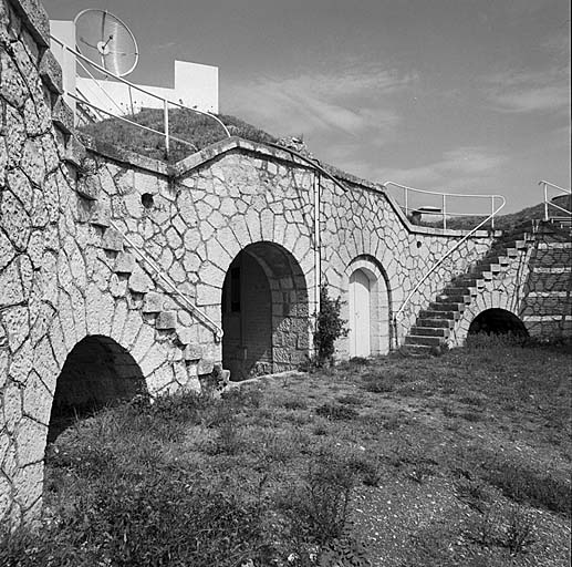 Crête d'artillerie. Façade postérieure de la traverse 4 (casemate à feux courbes). A gauche et à droite, escaliers d'accès aux plateformes 6 et 5.