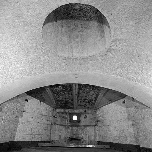 Abri 5 (casemate cuirassée). Vue intérieure de la chambre de tir.