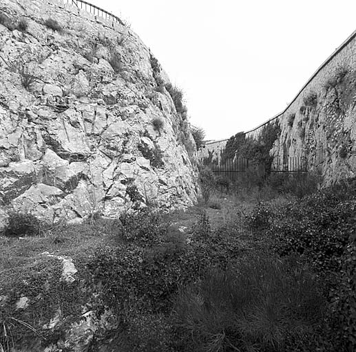 Front nord-est. Fossé. A gauche, traces de pistolets de mine visibles sur la paroi rocheuse.