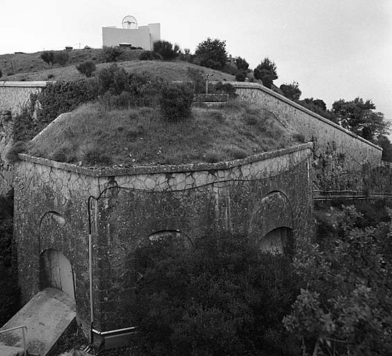 Front de tête. Caponnière double vue de face depuis la contrescarpe.