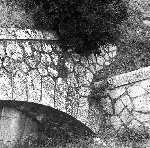 Abri 4 (casemate à feux courbes). Détail de la visière et du mur en aile gauche.