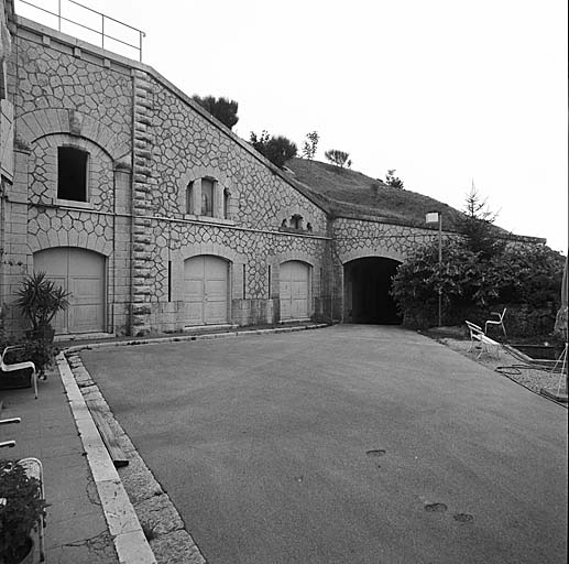 Bâtiment c. Aile droite et débouché du passage couvert d'accès.