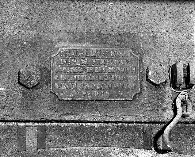 Bâtiment b (caserne). Local 5 (boulangerie). Four à pain. Détail de la plaque du constructeur.