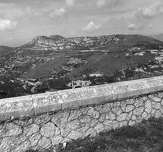 La crête de la Forna, le fort de la Revère et la grande corniche, vus vers l'ouest-nord-ouest depuis le chemin de ronde du front ouest du fort.