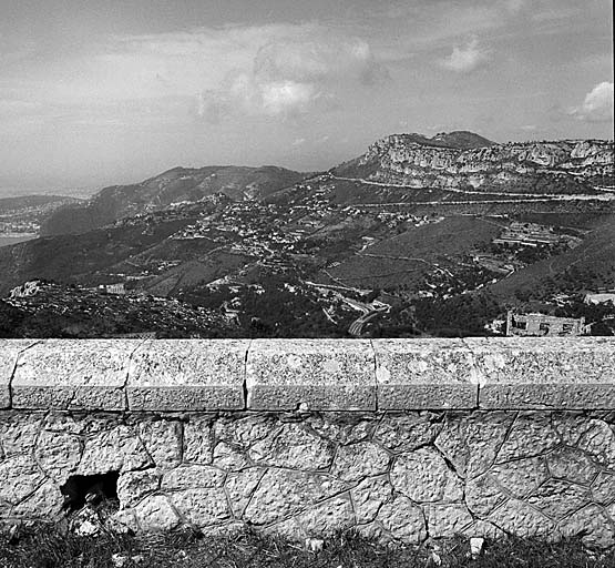 Crête de la Forna, grande corniche et fort de la Revère vus depuis le parapet d'infanterie du front ouest.