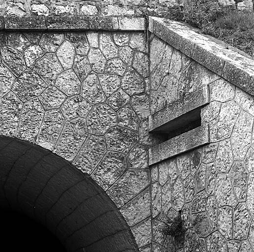 Débouché antérieur du passage couvert du bâtiment b. Détail d'un logement pour blindage dans le mur en aile.