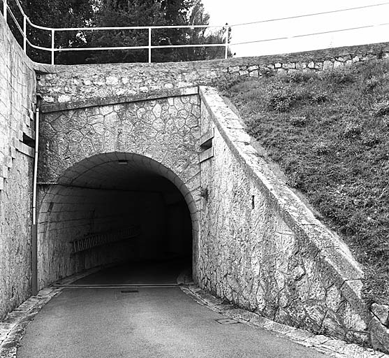 Débouché antérieur du passage couvert du bâtiment b. Dans les murs en aile, logements des poutres de blindage.