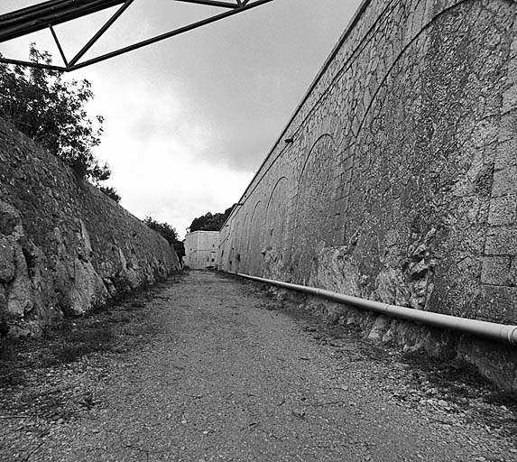 Fossé du front ouest vu d'enfilade depuis la route d'accès.