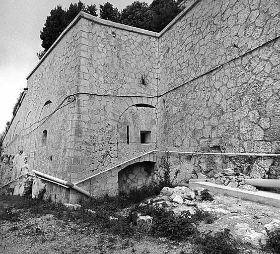 Front ouest. Escarpe et coffre 2 pris depuis le fossé.