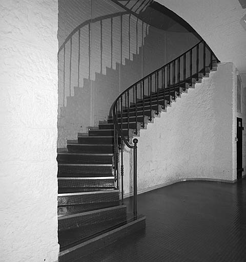 Bâtiment b (caserne). Escalier intérieur d'accès au premier étage.