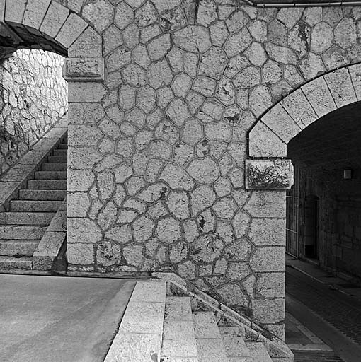 Bâtiment a. Façade intérieure. A droite débouché du passage d'entrée, à gauche escalier-rampe.