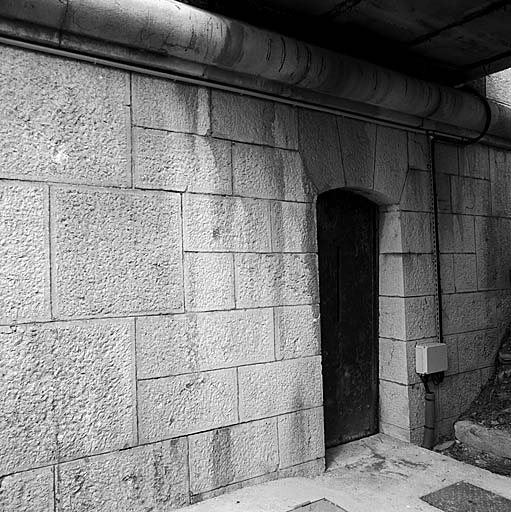 Bâtiment a. Etage inférieur. Poterne de sortie dans le fossé sous le pont.