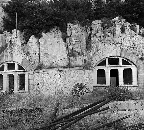 Façade des abris-cavernes 1 et 2 au sud du fort.