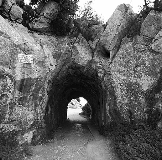 Tunnel d'accès à la batterie annexe et aux abris cavernes sud du fort. A l'intérieur et à droite, entrée de l'abri 10.