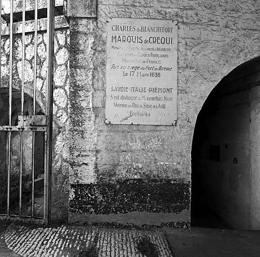 Bâtiment a. Passage d'entrée. Plaque commémorative du maréchal de Crequi. A gauche, deuxième porte-grille