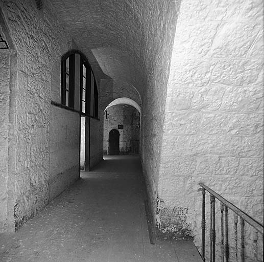 Caserne d. Premier étage. Vue du couloir de fond. Au centre, cloison et porte de la casemate 14