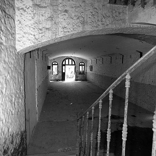 Caserne d. Rez-de-chaussée. Casemate 2 vue depuis l'escalier central vers l'extérieur