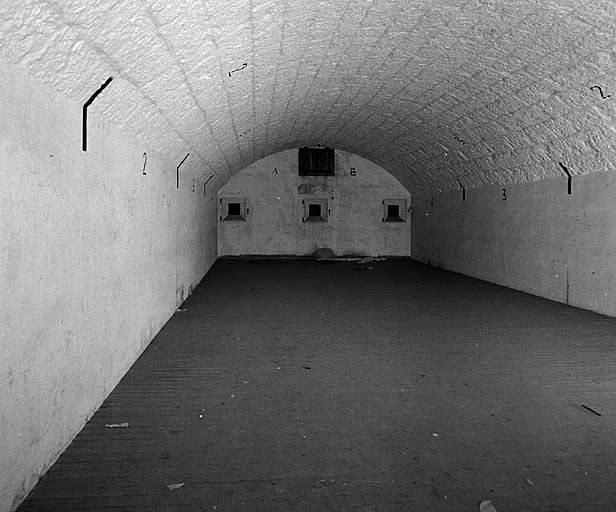 Bâtiment m. Magasin à poudre. Vue intérieure de la chambre des poudres (local 2)