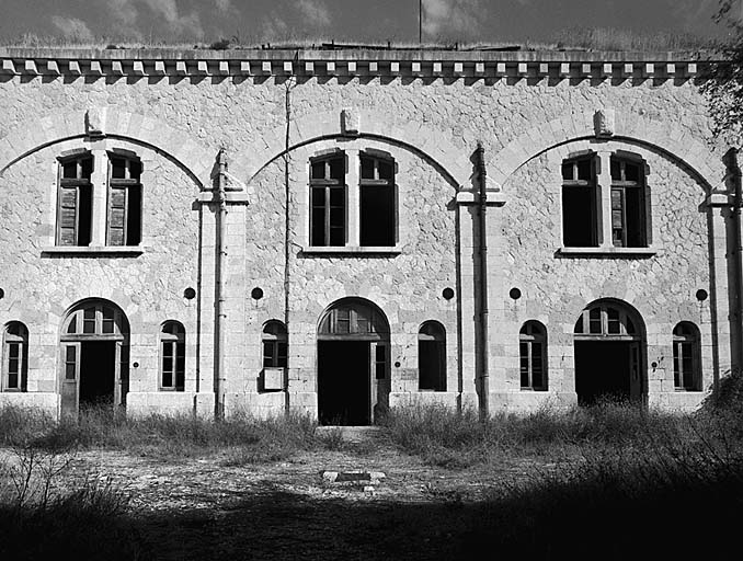 Bâtiment d. Vue de face des travées centrales.