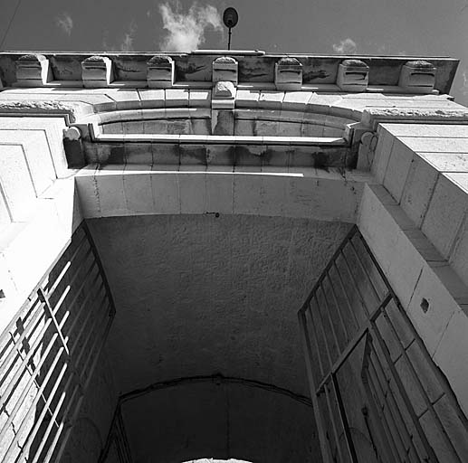 Porte du fort. Détail du linteau et du couronnement vu de bas en haut