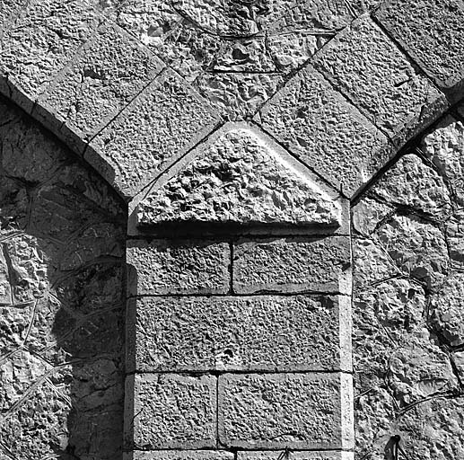 Caserne c. Façade. Détail d'arcs, et retombée sur le sommier.