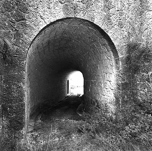 Débouché nord du passage couvert venant de la cour centrale.