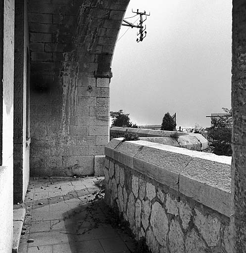 Caserne de gorge. Bâtiment a. Coursive extérieure devant la casemate 5.