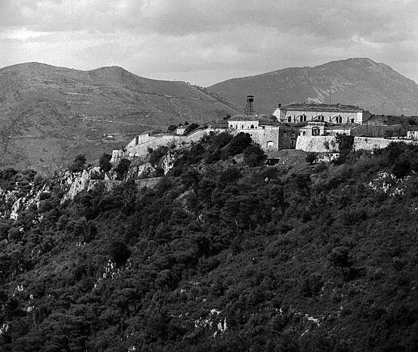 Vue générale arrière gauche prise de la grande corniche près du col d'Eze. Bâtiment a, et derrière, c et d. En dessous de l'escarpe de gauche, plateforme des abris-cavernes