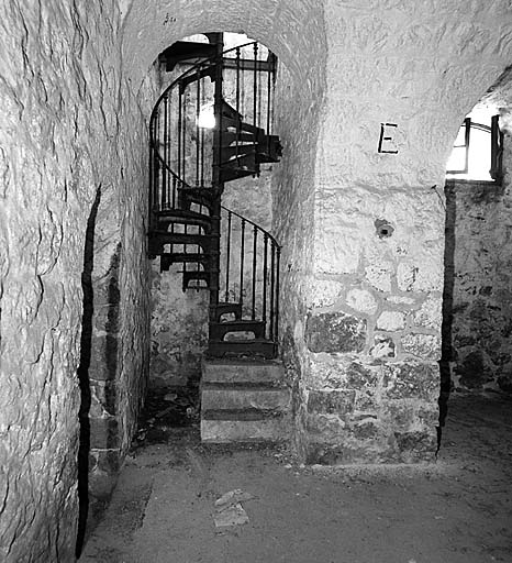 Bâtiment b. Sous-sol. Local 4 (magasin aux farines). Escalier de communication avec la boulangerie.