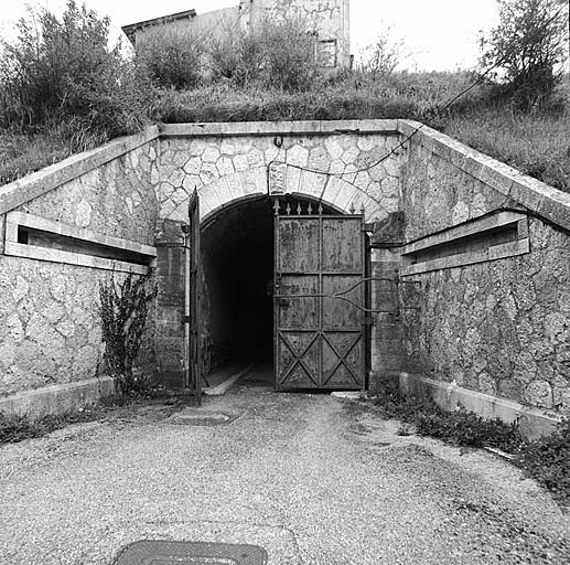 Caserne de gorge. Débouché du passage d'entrée sur la cour centrale. Deuxième porte. Dans les murs en ailes, rainures de logement des blindages du temps de guerre.