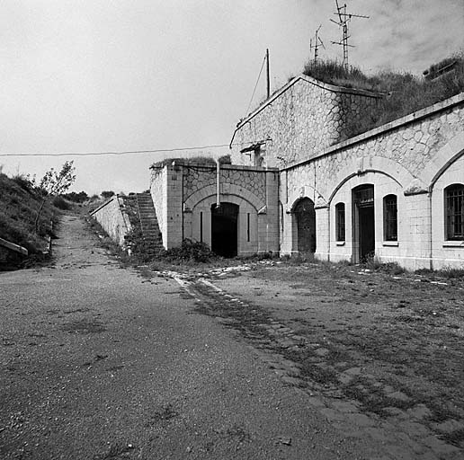 Bâtiment c. Extrémité gauche de la façade. Au-dessus abri n° 2.