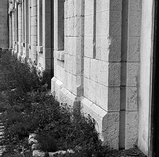 Bâtiment c. Extrémité gauche de la façade. Détail des baies : dans les joues des montants rainures de logement des blindages du temps de guerre.