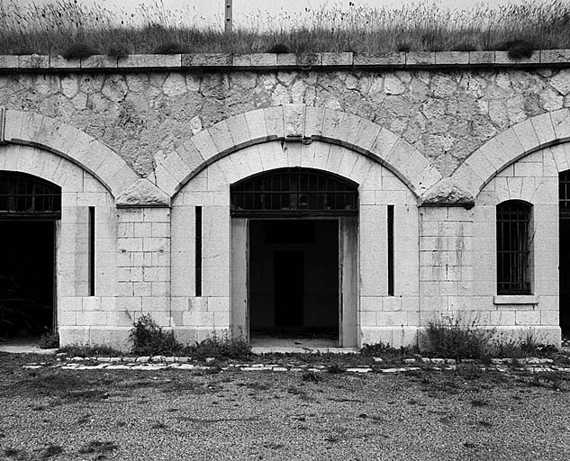 Bâtiment c. Façade des casemates centrales.