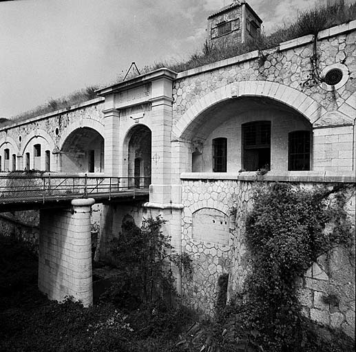 Pont, porte et partie centrale de la caserne de gorge, avec, sous la porte, la poterne.