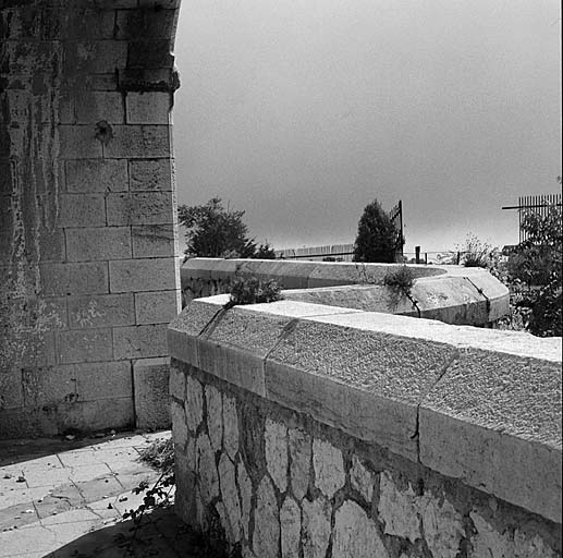 Caserne de gorge. Bâtiment a. Coursive extérieure devant la casemate 5.