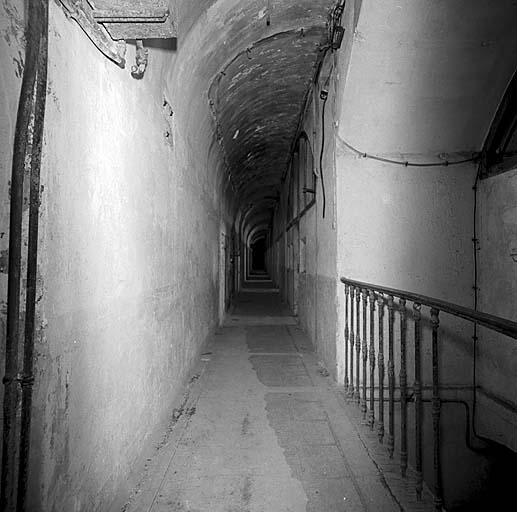 Caserne de gorge. Bâtiment a. Couloir de fond des casemates. Au premier plan, à droite, escalier d'accès au sous-sol.