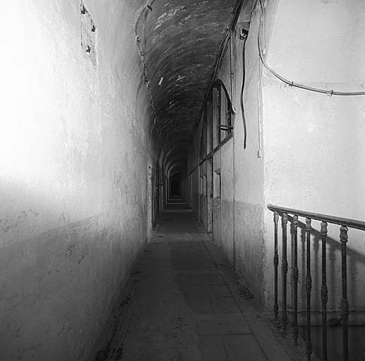 Caserne de gorge. Bâtiment a. Couloir de fond des casemates. Au premier plan, à droite, escalier d'accès au sous-sol.