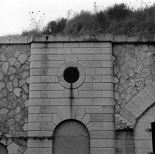 Caserne de gorge. Bâtiment b : aile gauche. Façade de la culée.