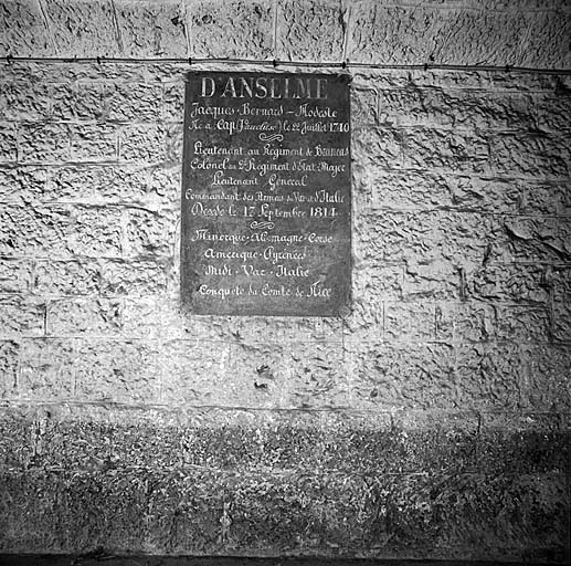 Passage d'entrée. Plaque murale commémorative du général d'Anselme.