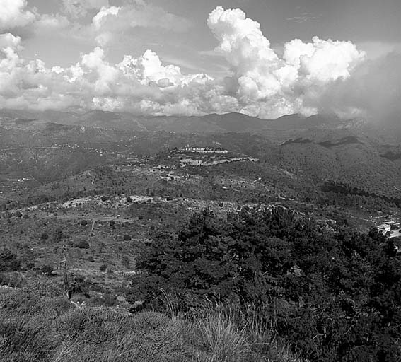 Vue lointaine du Mont chauve de Tourrette prise depuis le chemin couvert du front est.