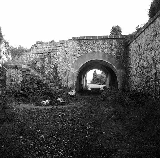 Entrée de l'ouvrage. Façade intérieure vue de la cour.