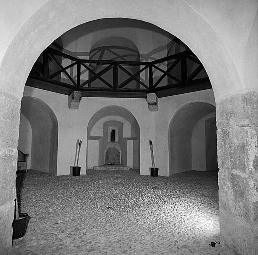 Vue intérieure du rez-de-chaussée. ; Saint-Jean-Cap-Ferrat, tour du Saint-Hospice.