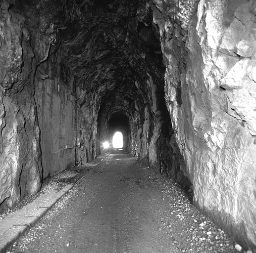 Organes des intervalles ou extérieurs aux forts. Crête de La Forna. Tunnel de Simboula. Vue d'enfilade prise de l'ouest. A gauche, façades (murées) des magasins-cavernes.