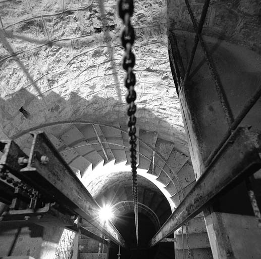 Magasin à poudre caverne. Puits du monte-charge. Vue depuis le palier supérieur