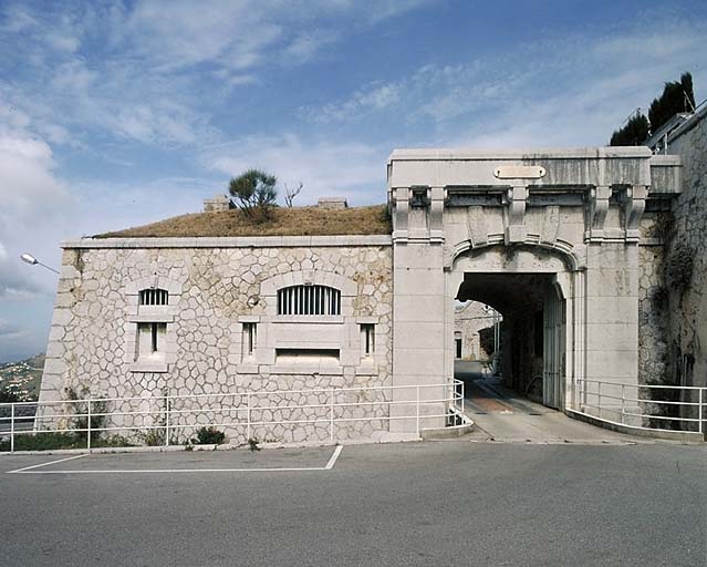 Face sud-est. Vue extérieure du bâtiment a et de l'entrée du fort. ; La Turbie, fort de la Tête de Chien : entrée du fort.