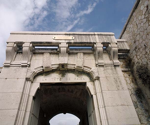 Entrée du fort. Vue rapprochée de la partie haute et des mâchicoulis.