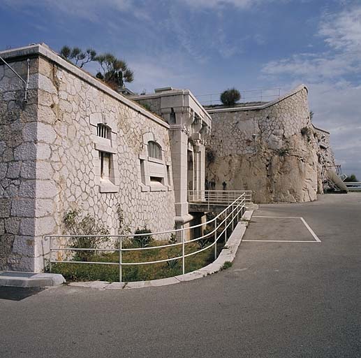 Vue extérieure biaise du bâtiment a et de l'entrée du fort.