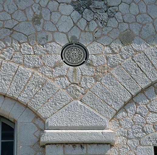 Bâtiment b (caserne). Façade. Détail du débouché et de la grille d'un conduit de ventilation.